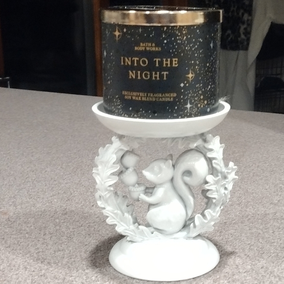 BBW 2022 Squirrel Acorns And Leaves 3- Wick Candle Pedestal - Picture 7 of 8